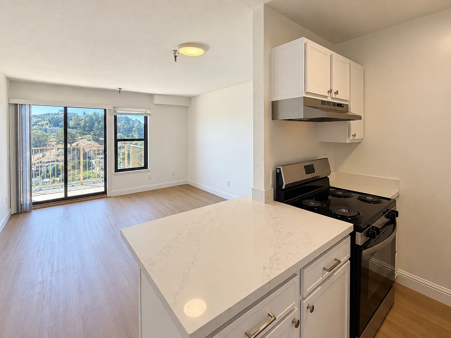 Bright 2BR with In-Unit Laundry & Optional Parking in Noe Valley — Photo 1