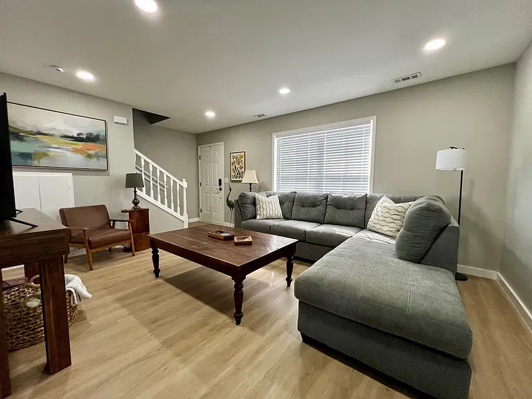 406 NW D St — Photo 3