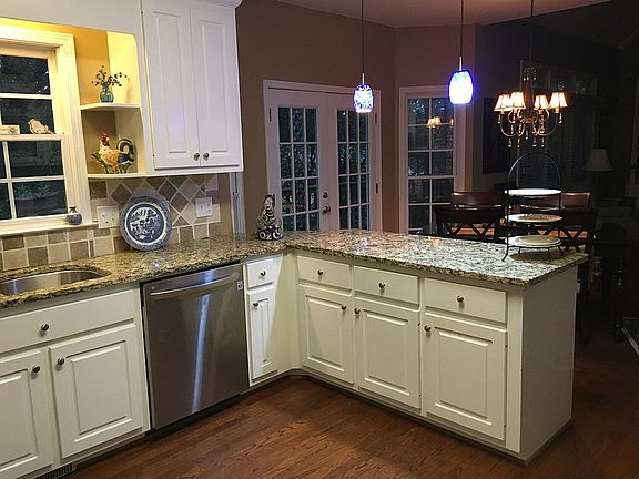 Spacious kitchen, lots of st