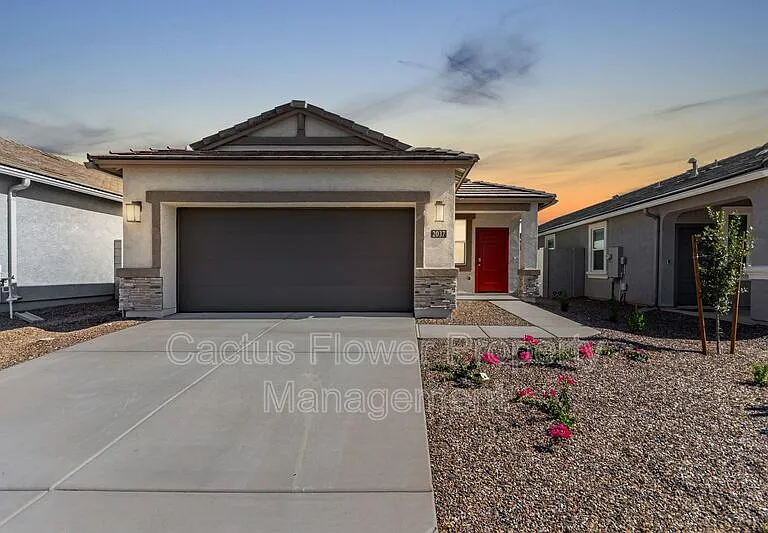 2037 W Shelly Ave — Photo 1