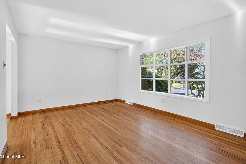 4th image of 10 Manning Avenue