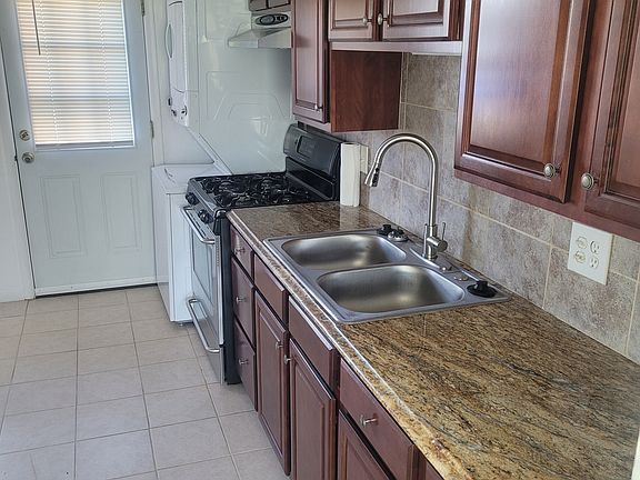 4th image of 1025 Brentwood St