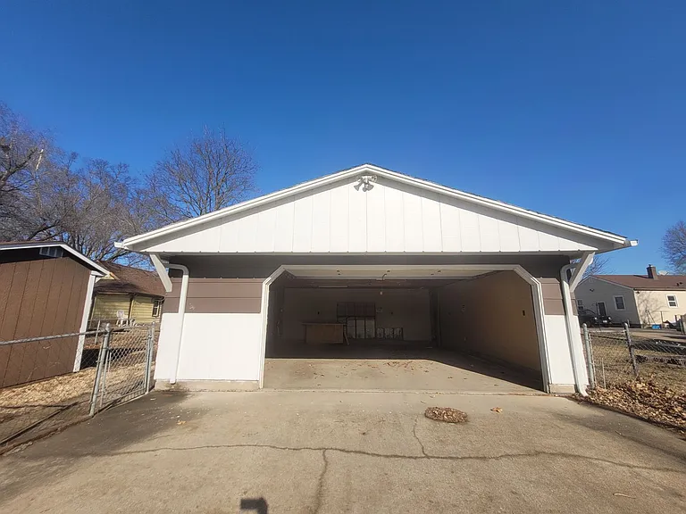 2405 Maple St — Photo 25