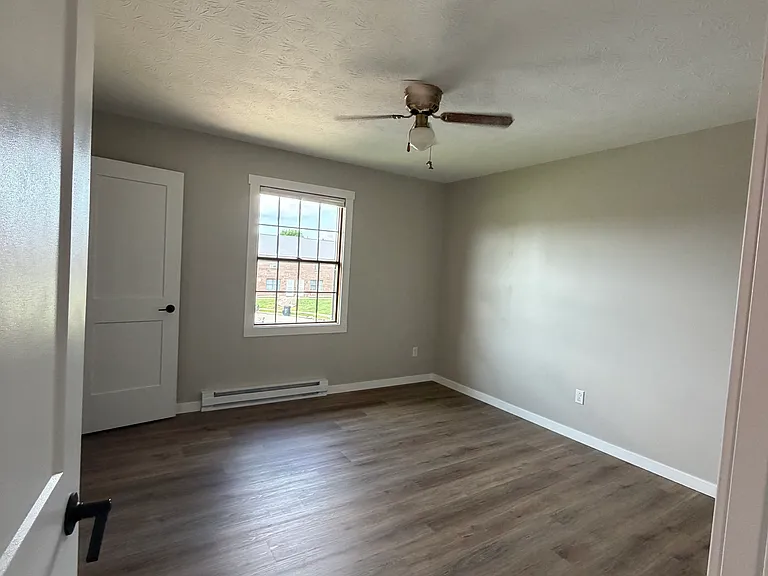 1530 Hawk Cir #D — Photo 4