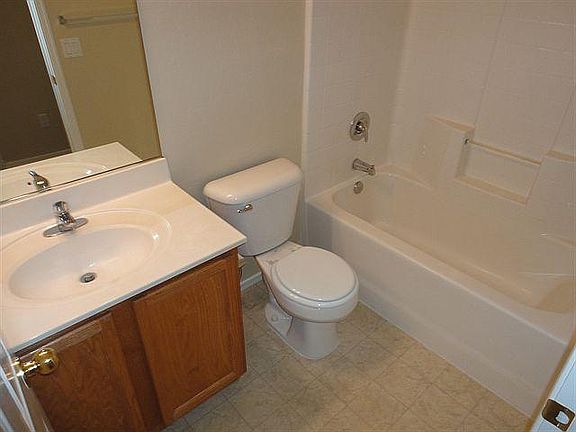 4th image of 927 W Saint Charles Ave