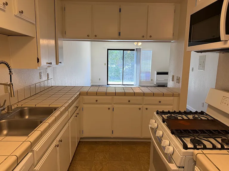 1736 Cable St #3 — Photo 11