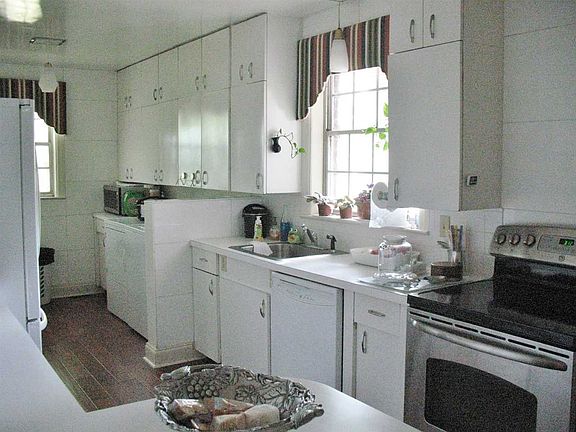2nd image of 215 W Parkview St