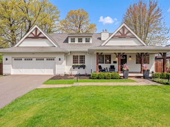 225 Broadway Ave N, Wayzata, MN 55391