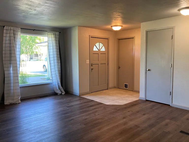 1309 Woodbury St — Photo 3