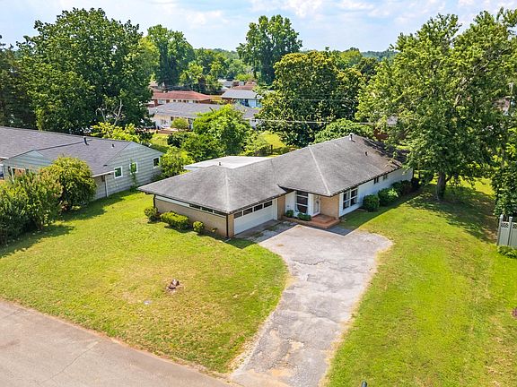 3rd image of 4412 Live Oak Ln