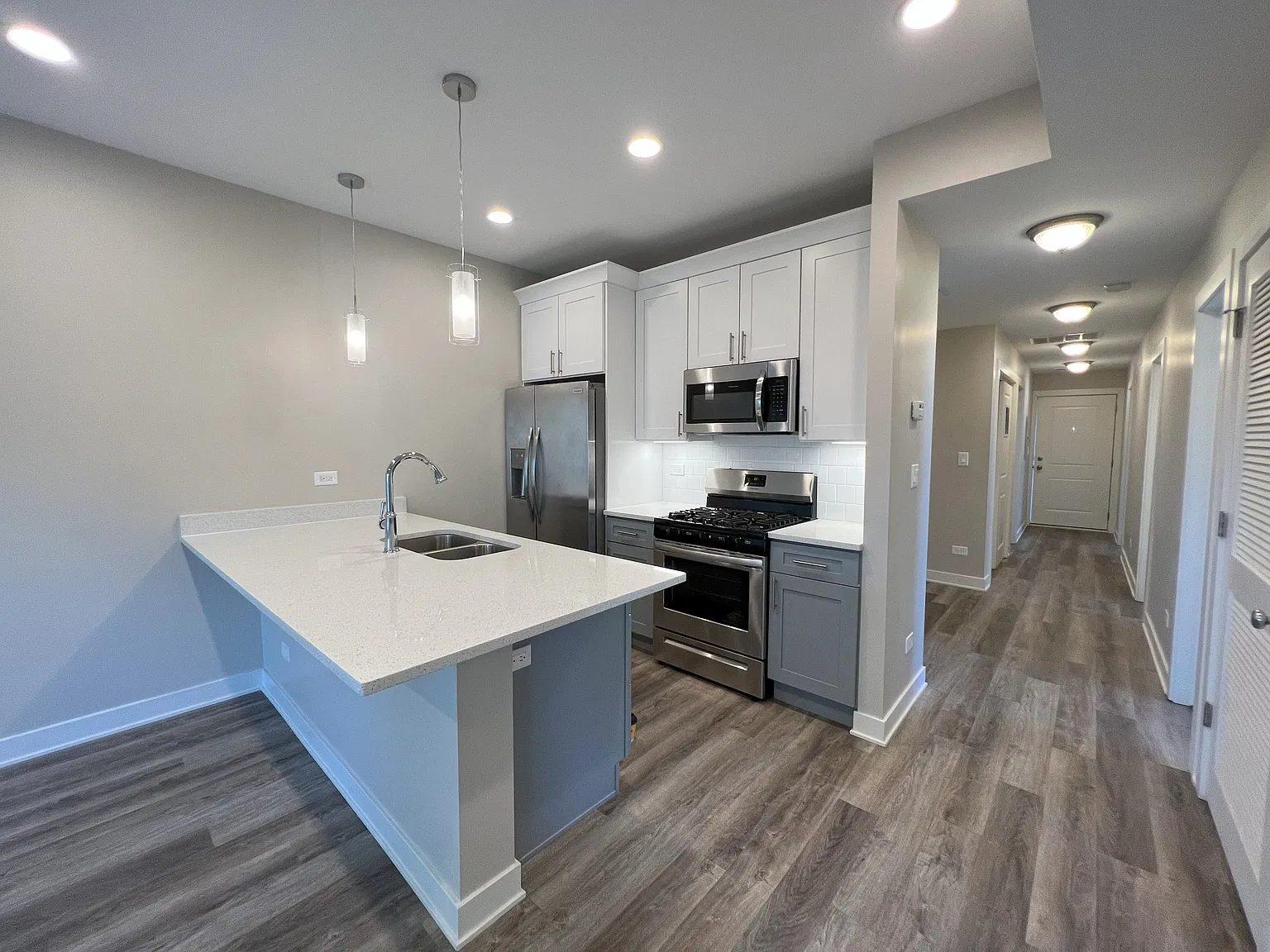3 bed, 1000 sqft, $2,475 — Photo 4