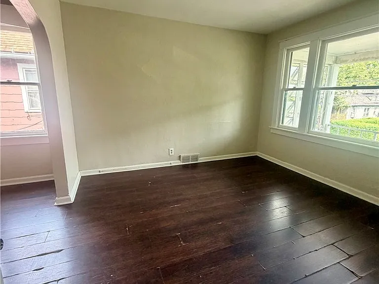2237 Ontario Ave — Photo 4