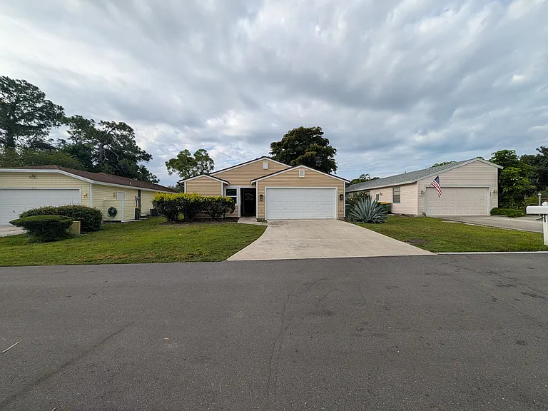 517 Bearded Oaks Cir — Photo 2