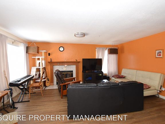 2nd image of 1581 Thrush Ave