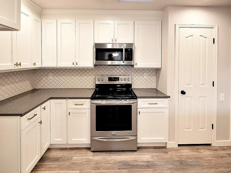 2340 N Warwick Ave — Photo 12