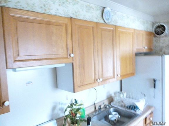 5th image of 635 Irving St