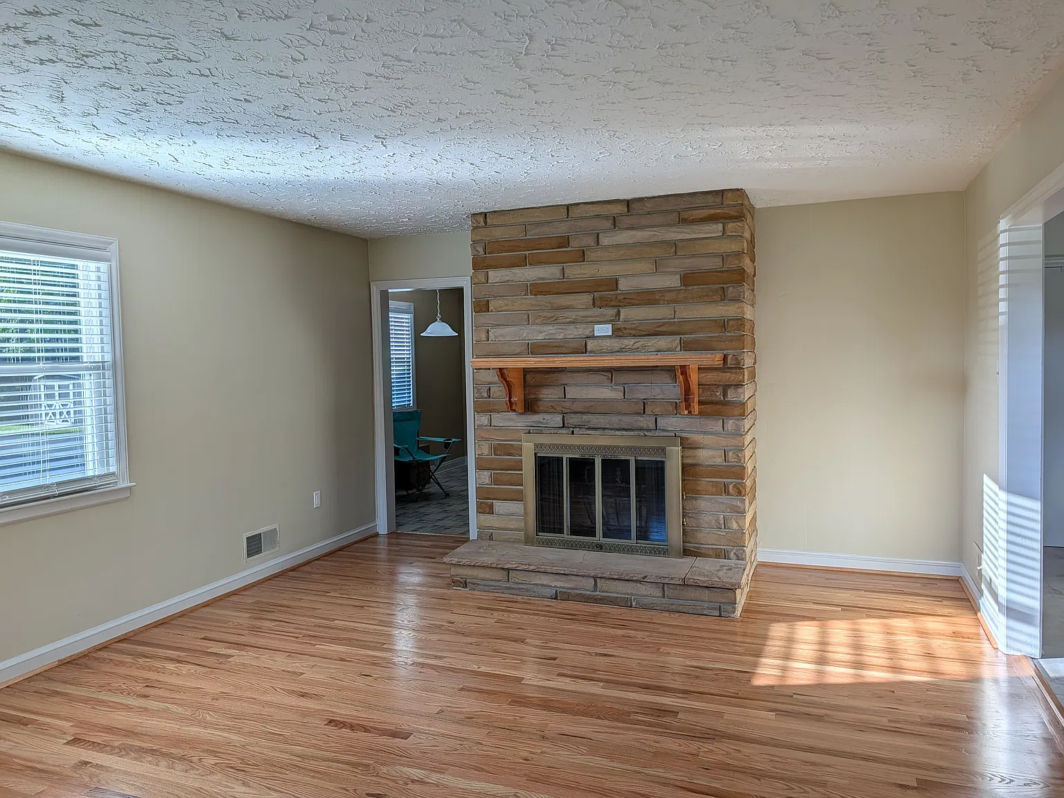 3 bed, 1.5 bath, 1995 sqft, $1,995 — Photo 2