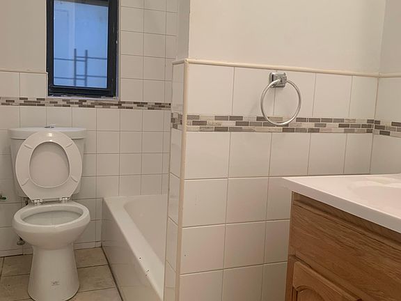 5th image of 4055 Carpenter Ave APT 3