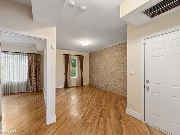 5th image of 2755 W Melrose St APT 3