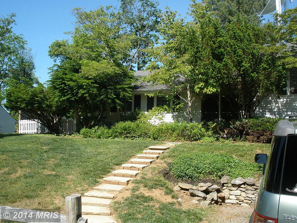 2nd image of 216 Maple St