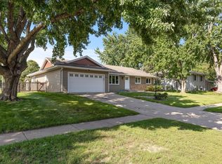921 Whitney Dr, Apple Valley, MN 55124