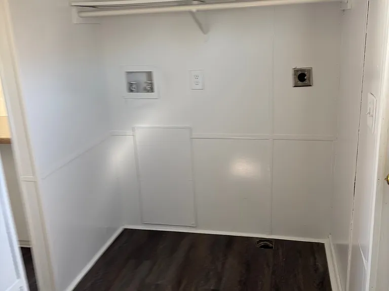 Washer/dryer hookups