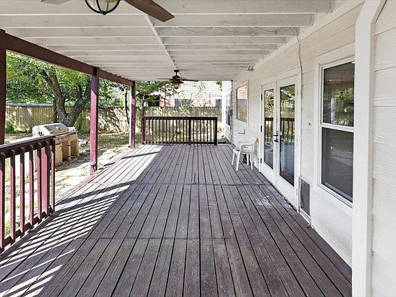 4th image of 900 Oakcrest Cir