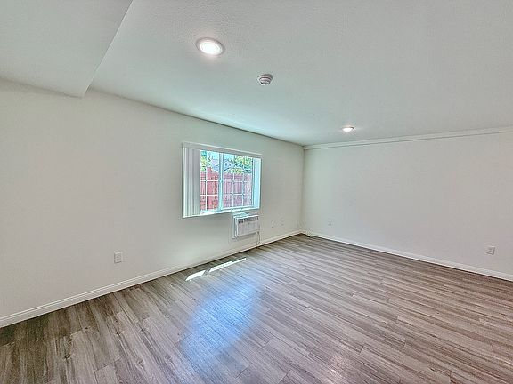 2nd image of 6929 Morella Ave APT 6