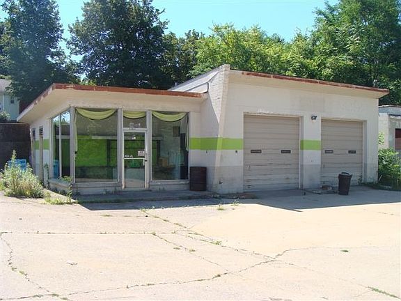 3rd image of 200 Leslie Ave