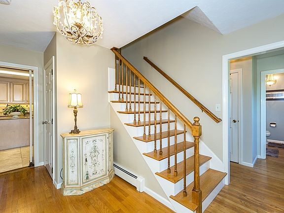 3rd image of 157 Rolling Meadow Dr