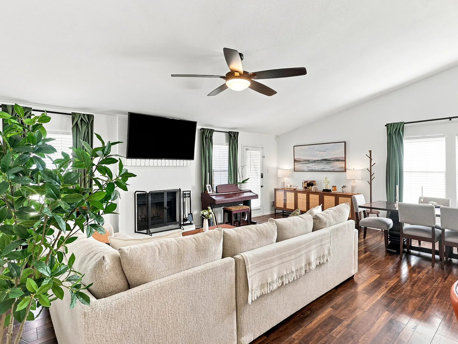 3 bed, 1325 sqft, $2,600 — Photo 3