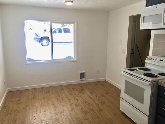3rd image of 406 E Mommsen St