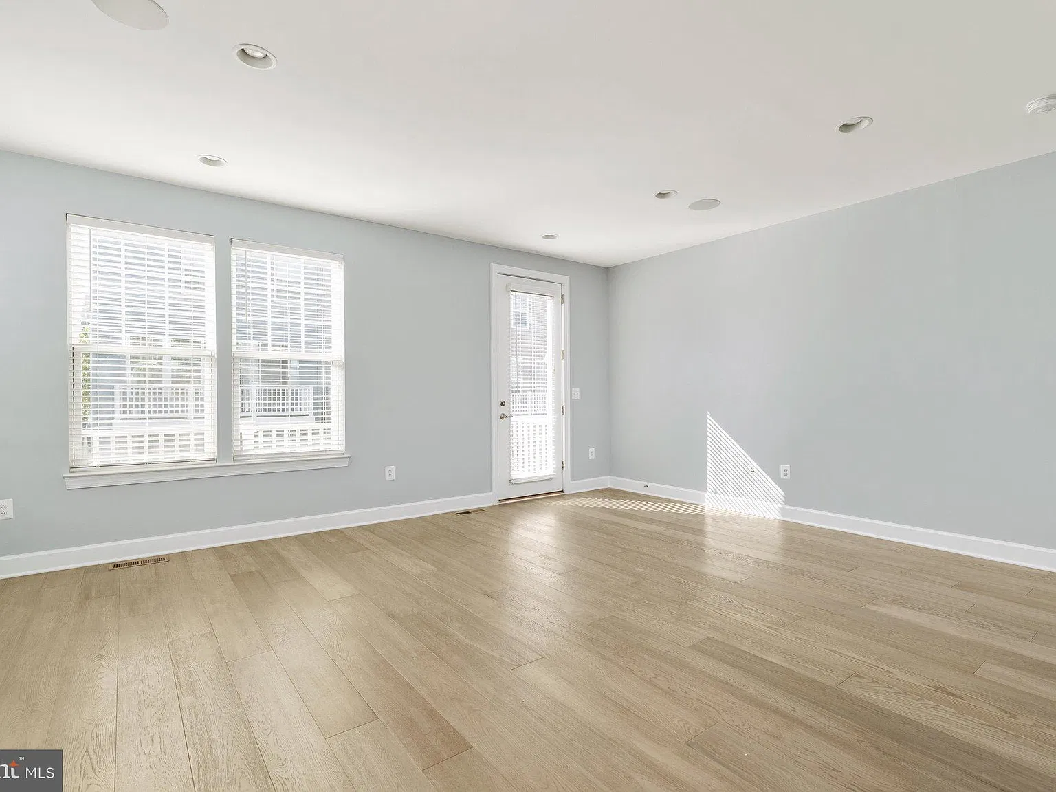 3 bed, 3.5 bath, 2000 sqft, $3,500 — Photo 4