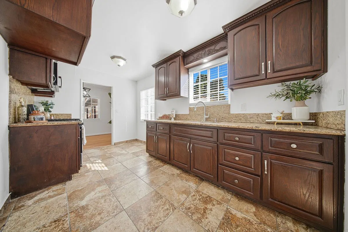 4 bed, 2.0 bath, 1300 sqft, $2,800 — Photo 2
