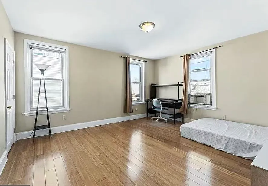 5 bed, 2200 sqft, $3,300 — Photo 4