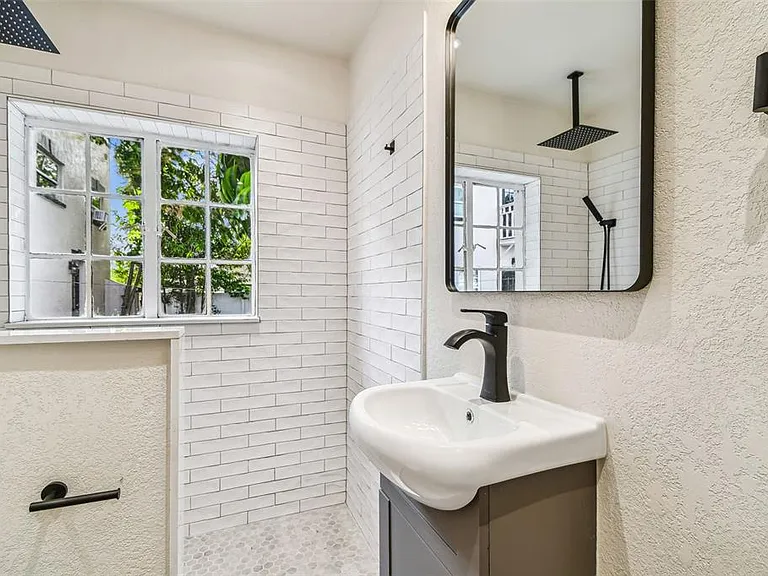 2102 W La Salle St — Photo 43