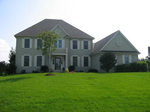 8460 Watson Cir, Crystal Lake, IL 60014