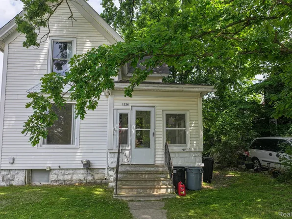 1226 W Genesee St, Lapeer, MI 48446