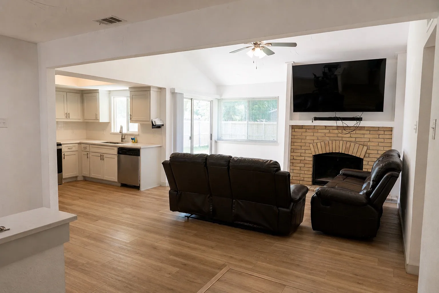 3 bed, 1497 sqft, $2,300 — Photo 2