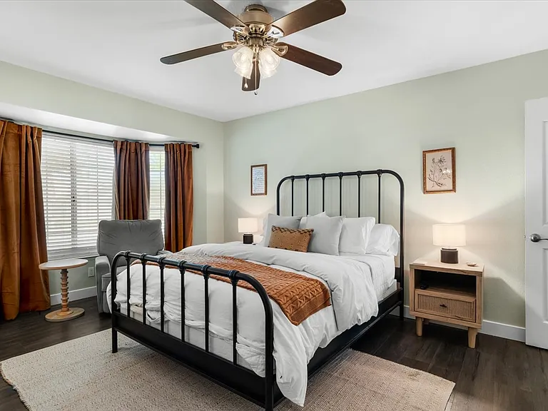2nd Bedroom - Queen plus TV