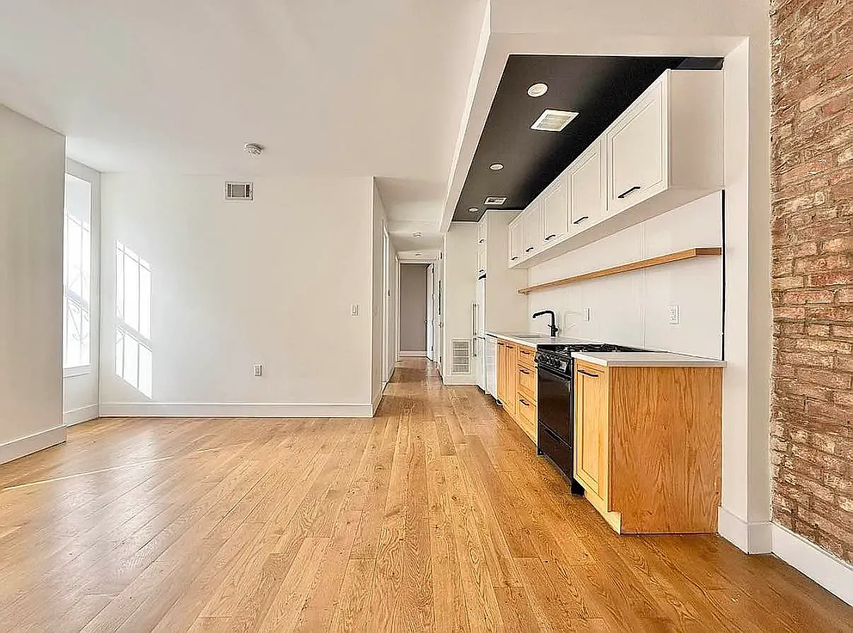 437 Throop Ave — Photo 2