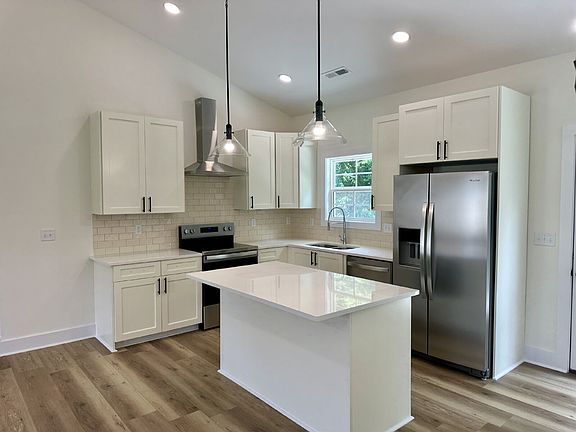 3rd image of 520 Cottage Way