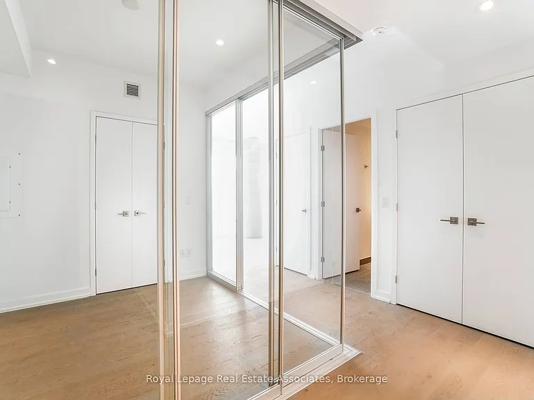 488 University Ave #2302 — Photo 8
