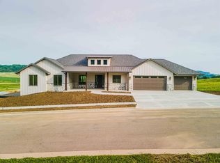 8644 Ebony Dr, Dubuque, IA 52003