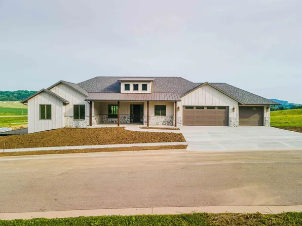 8644 Ebony Dr, Dubuque, IA 52003