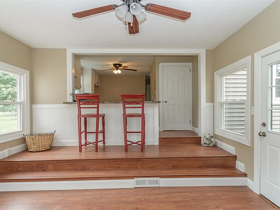 Spacious breakfast bar