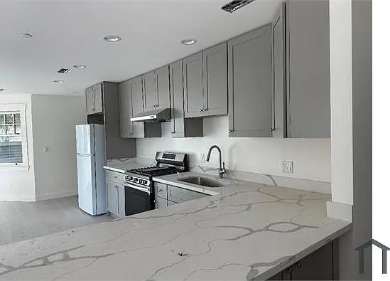 3 bed, 1100 sqft, $3,300 — Photo 2