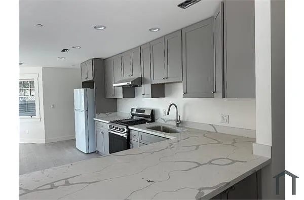 Building Photo - 473 34th St #471