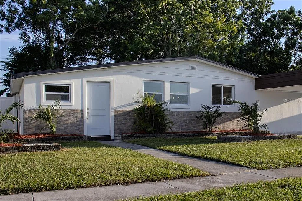 3 bed, 2.0 bath, 1121 sqft, $2,500 — Photo 2