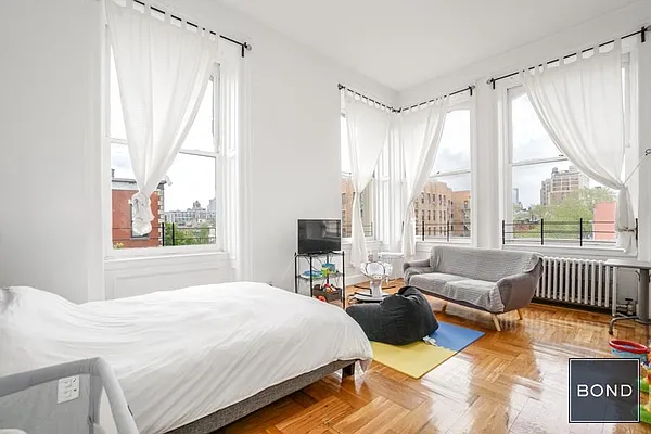 Rented by Bond New York | media 15